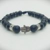 Pulsera ajustable de piedras naturales ónix mate y brillante con dije de mano de Fátima plateada