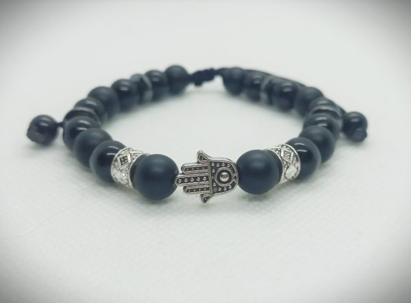 Pulsera ajustable de piedras naturales ónix mate y brillante con dije de mano de Fátima plateada