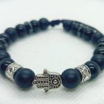 Pulsera ajustable de piedras naturales ónix mate y brillante con dije de mano de Fátima plateada
