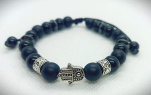 IMG_20250714_130014 Pulsera ajustable de piedras naturales ónix mate y brillante con dije de mano de Fátima plateada