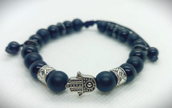 Pulsera ajustable de piedras naturales ónix mate y brillante con dije de mano de Fátima plateada