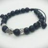 Pulsera ajustable de piedras naturales ónix mate y brillante con dije de mano de Fátima plateada