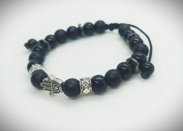 Pulsera ajustable de piedras naturales ónix mate y brillante con dije de mano de Fátima plateada