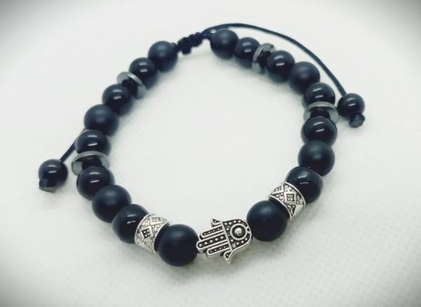 Pulsera ajustable de piedras naturales ónix mate y brillante con dije de mano de Fátima plateada