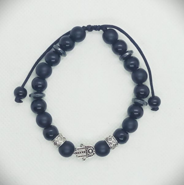 Pulsera ajustable de piedras naturales ónix mate y brillante con dije de mano de Fátima plateada