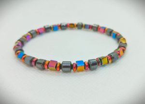 2025/08/1001146803.jpg Pulsera elástica con piedras naturales hematita tornasol