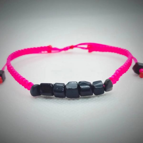 Pulsera tejida a mano con chips de piedras naturales obsidiana