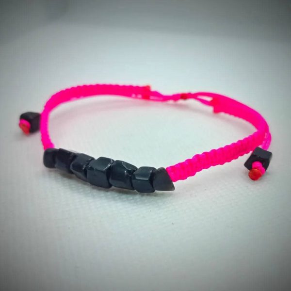 Pulsera tejida a mano con chips de piedras naturales obsidiana
