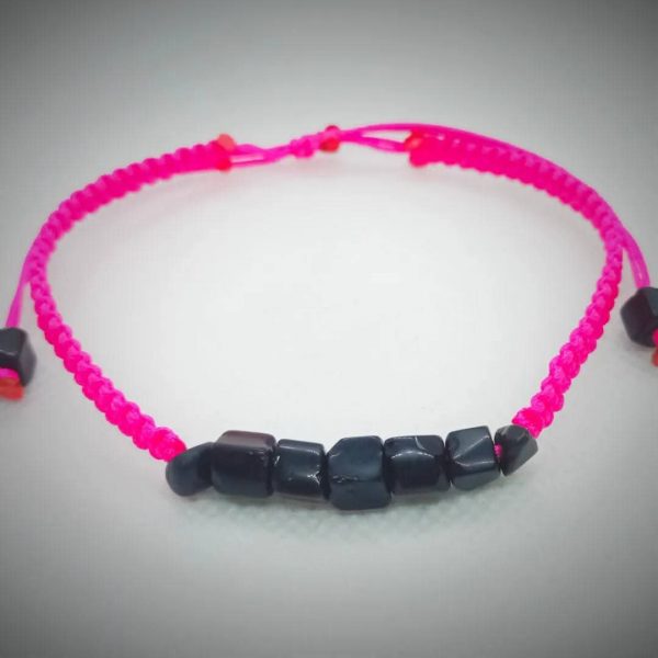Pulsera tejida a mano con chips de piedras naturales obsidiana