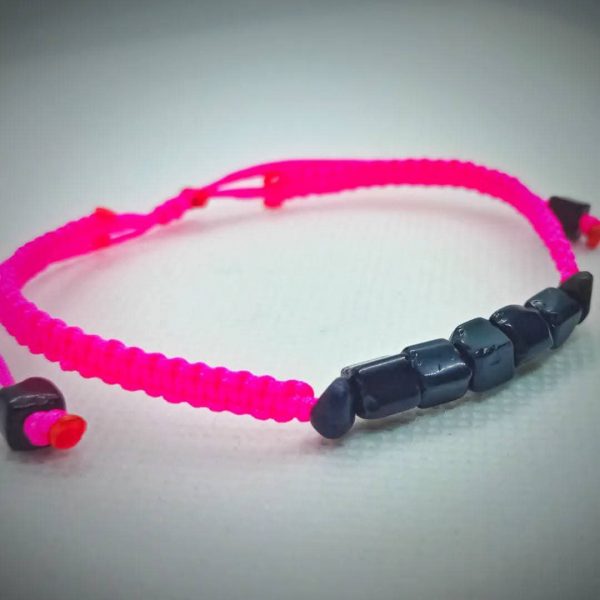 Pulsera tejida a mano con chips de piedras naturales obsidiana