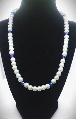 Gargantilla de perlas artificiales con cristales facetados azules