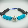 Pulsera ajustable de piedras naturales ónix mate, turquesas y dije de Gladiador plateado