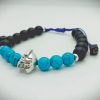 Pulsera ajustable de piedras naturales ónix mate, turquesas y dije de Gladiador plateado