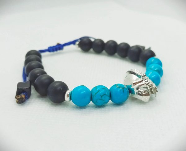 Pulsera ajustable de piedras naturales ónix mate, turquesas y dije de Gladiador plateado