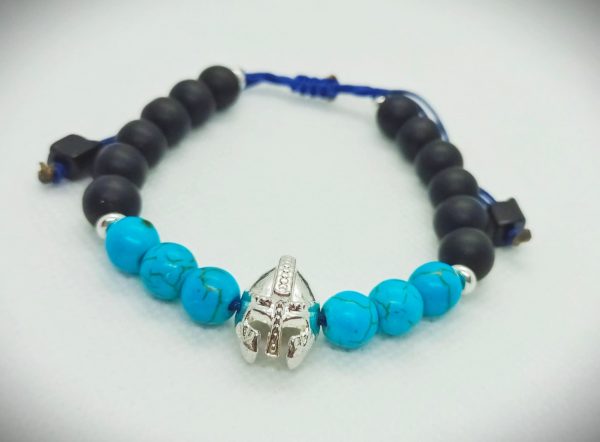 Pulsera ajustable de piedras naturales ónix mate, turquesas y dije de Gladiador plateado