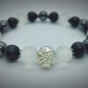 Pulsera de calavera plateada con piedras naturales ónix, hematita y caucho congelado transparente