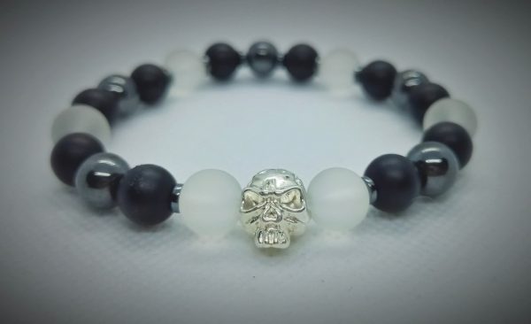 Pulsera de calavera plateada con piedras naturales ónix, hematita y caucho congelado transparente