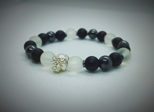 Pulsera de calavera plateada con piedras naturales ónix, hematita y caucho congelado transparente