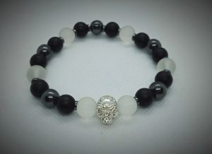 2025/08/1001156028.jpg Pulsera de calavera plateada con piedras naturales ónix, hematita y caucho congelado transparente