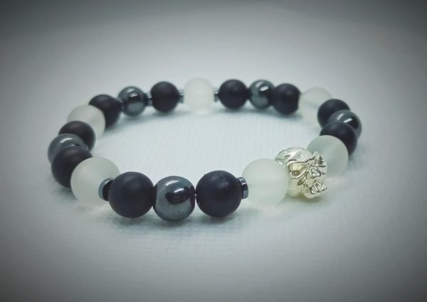 Pulsera de calavera plateada con piedras naturales ónix, hematita y caucho congelado transparente