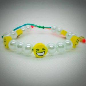 2025/08/1001156838.jpg Pulsera ajustable de perlas artificiales y emojis