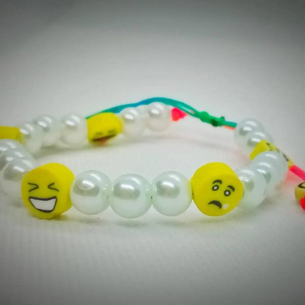 Pulsera ajustable de perlas artificiales y emojis