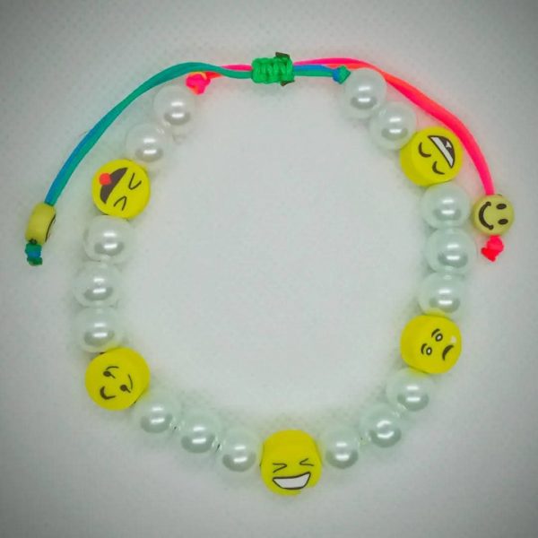 Pulsera ajustable de perlas artificiales y emojis