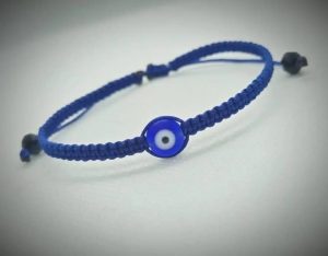 Pulsera ajustable tejida a mano en hilo azul marino con dije de ojo turco