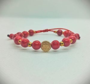 Pulsera ajustable de piedras naturales howlita roja, hematitas doradas y dije de Medalla de San Benito