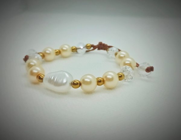 2025/08/1001180657.jpg Pulsera ajustable de perlas artificiales, hematitas doradas y cristales transparentes