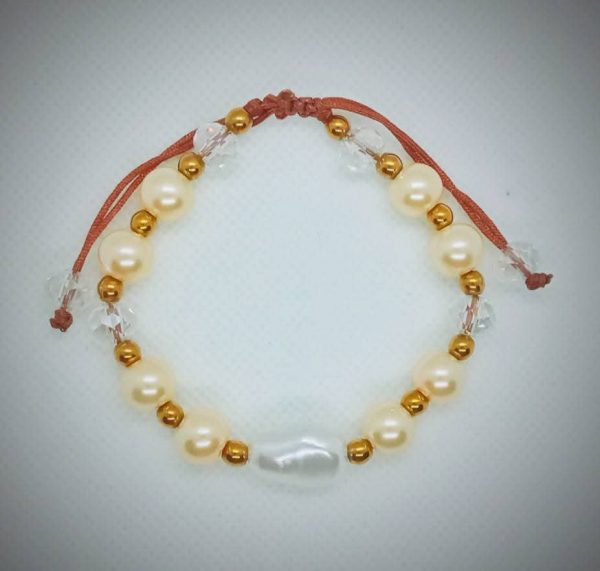 2025/08/1001180658.jpg Pulsera ajustable de perlas artificiales, hematitas doradas y cristales transparentes