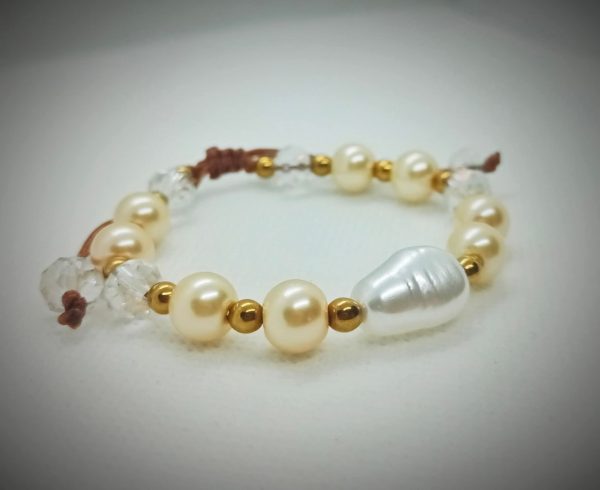 2025/08/1001180659.jpg Pulsera ajustable de perlas artificiales, hematitas doradas y cristales transparentes