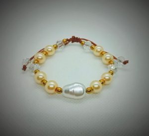 Pulsera ajustable de perlas artificiales, hematitas doradas y cristales transparentes