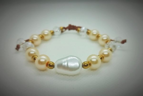 2025/08/1001180662.jpg Pulsera ajustable de perlas artificiales, hematitas doradas y cristales transparentes