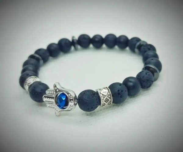 Pulsera de piedras naturales ónix mate, roca volcánica y dije de mano de Fátima plateado