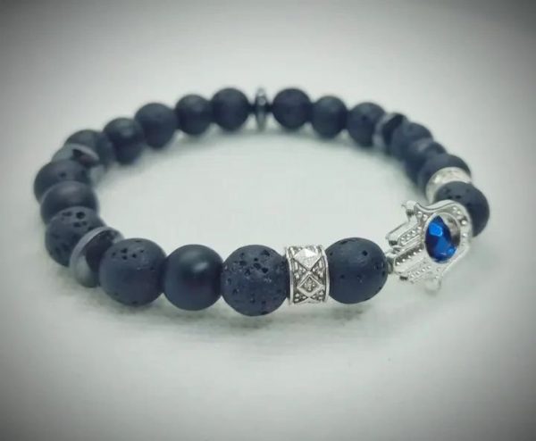 Pulsera de piedras naturales ónix mate, roca volcánica y dije de mano de Fátima plateado