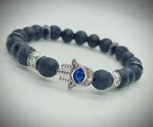 2026/01/1002485378.jpg Pulsera de piedras naturales ónix mate, roca volcánica y dije de mano de Fátima plateado