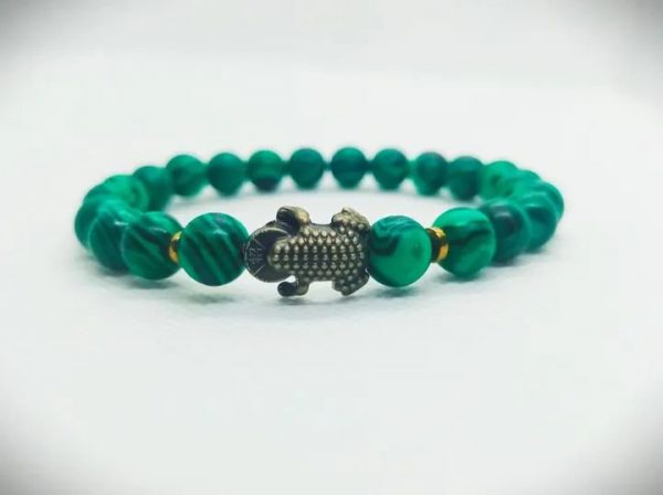 Pulsera elástica de piedras naturales malaquita, hematitas doradas y dije de Sapo en oro viejo