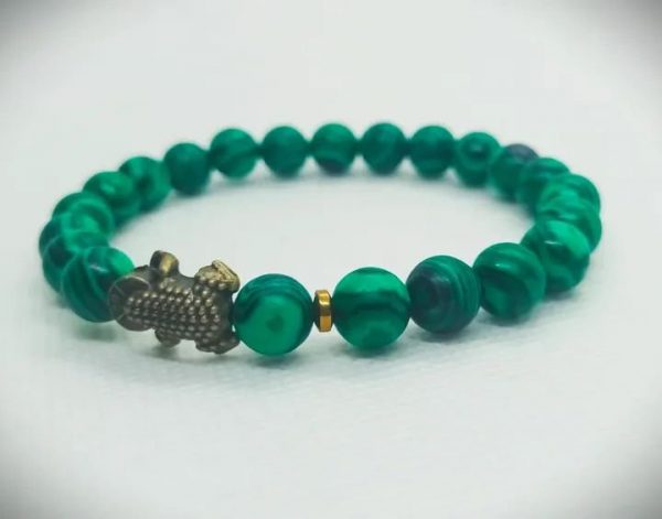 Pulsera elástica de piedras naturales malaquita, hematitas doradas y dije de Sapo en oro viejo