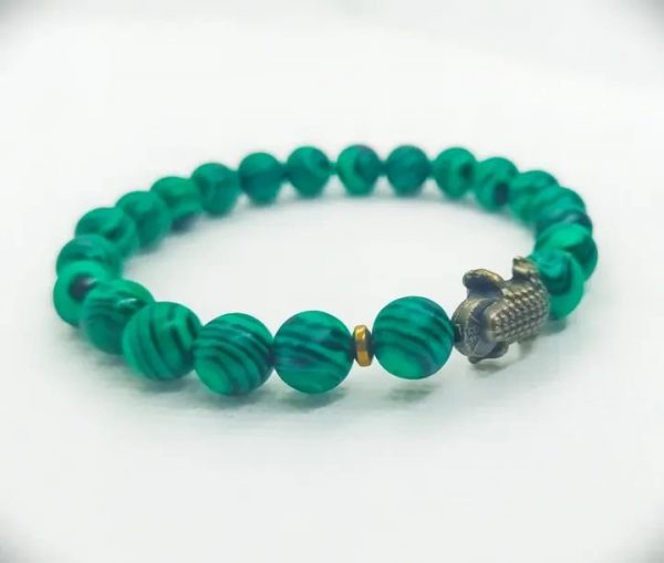 Pulsera elástica de piedras naturales malaquita, hematitas doradas y dije de Sapo en oro viejo