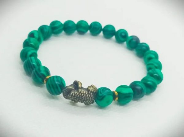 Pulsera elástica de piedras naturales malaquita, hematitas doradas y dije de Sapo en oro viejo