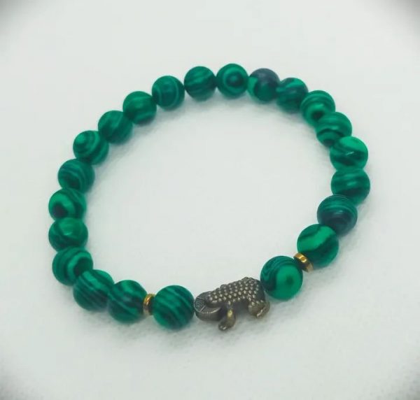 Pulsera elástica de piedras naturales malaquita, hematitas doradas y dije de Sapo en oro viejo