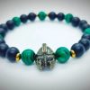 Pulsera de piedras naturales ónix mate, malaquita y dije de Gladiador en oro viejo