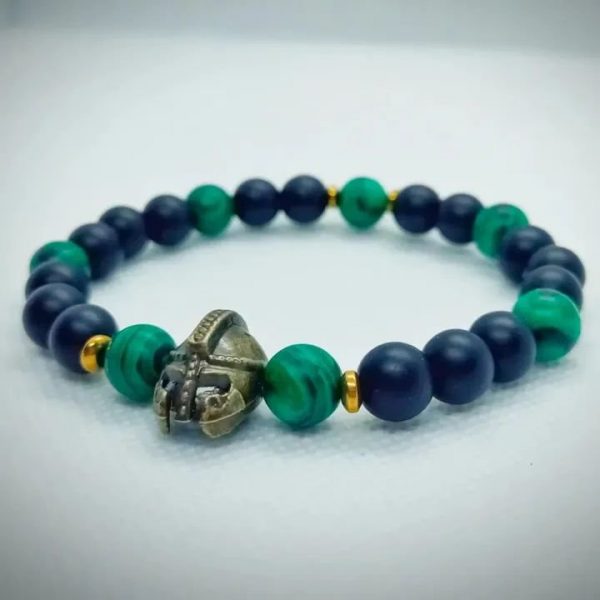 Pulsera de piedras naturales ónix mate, malaquita y dije de Gladiador en oro viejo