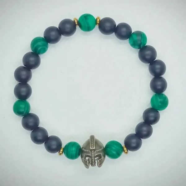 Pulsera de piedras naturales ónix mate, malaquita y dije de Gladiador en oro viejo