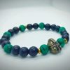 Pulsera de piedras naturales ónix mate, malaquita y dije de Gladiador en oro viejo