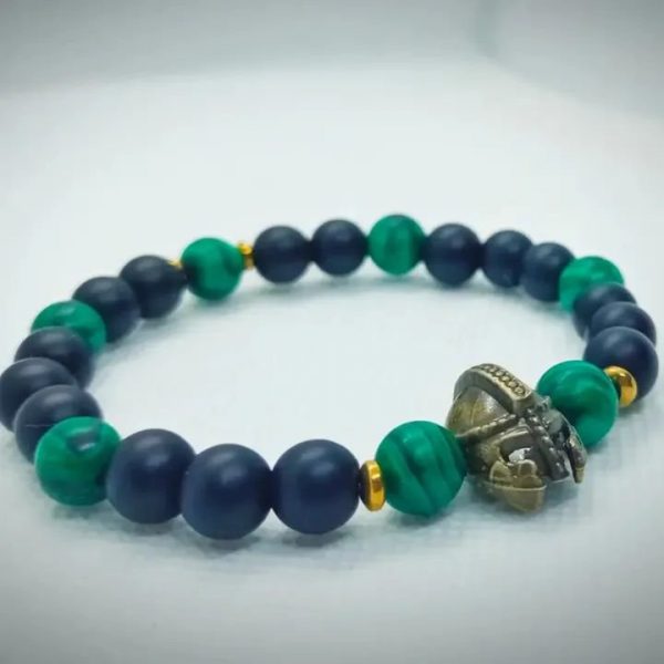 Pulsera de piedras naturales ónix mate, malaquita y dije de Gladiador en oro viejo