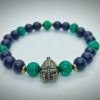 Pulsera de piedras naturales ónix mate, malaquita y dije de Gladiador en oro viejo
