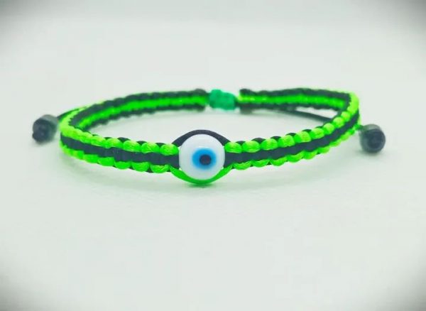 Pulsera tejida a mano en hilo bicolor con ojo turco