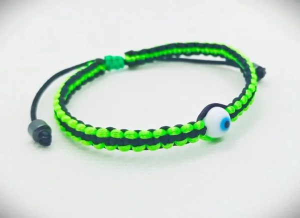 Pulsera tejida a mano en hilo bicolor con ojo turco